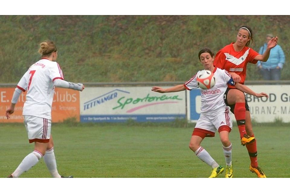Knapp mit 2:1 setzt sich die SpVgg Lindau (rotes Trikot) gegen den TSV Tettnang II. Foto: far