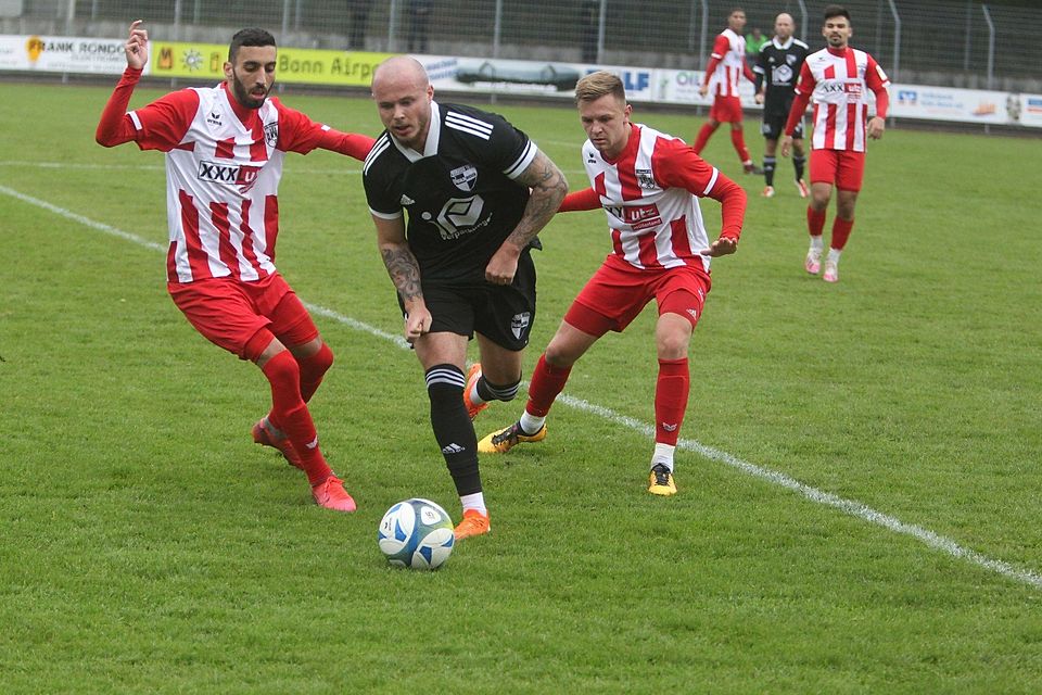 Mit einem Unentschieden mussten sich Mohamed Dahas (links), Jannik Stoffels (rechts) und der FC Hennef 05 gegen Freialdenhoven zufrieden geben.