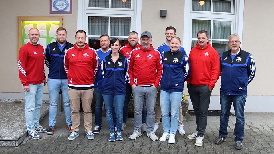 Die Verantwortlichen der SpVgg Mitterdorf (rote Jerseys) und der SV Mitterkreith freuen sich auf den intensiveren Zusammenschluss ihrer Jugendabteilungen.
