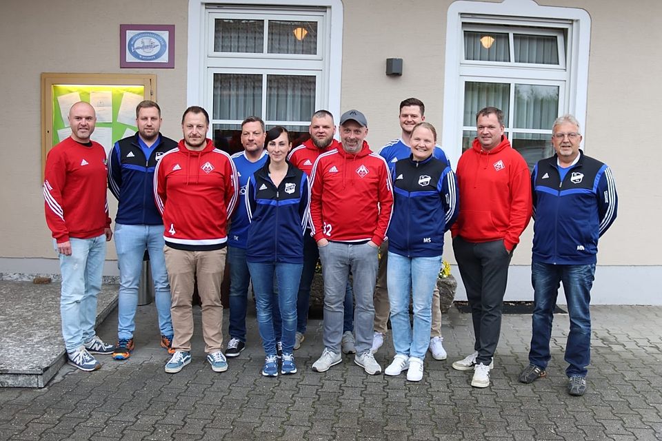 Die Verantwortlichen der SpVgg Mitterdorf (rote Jerseys) und der SV Mitterkreith freuen sich auf den intensiveren Zusammenschluss ihrer Jugendabteilungen.