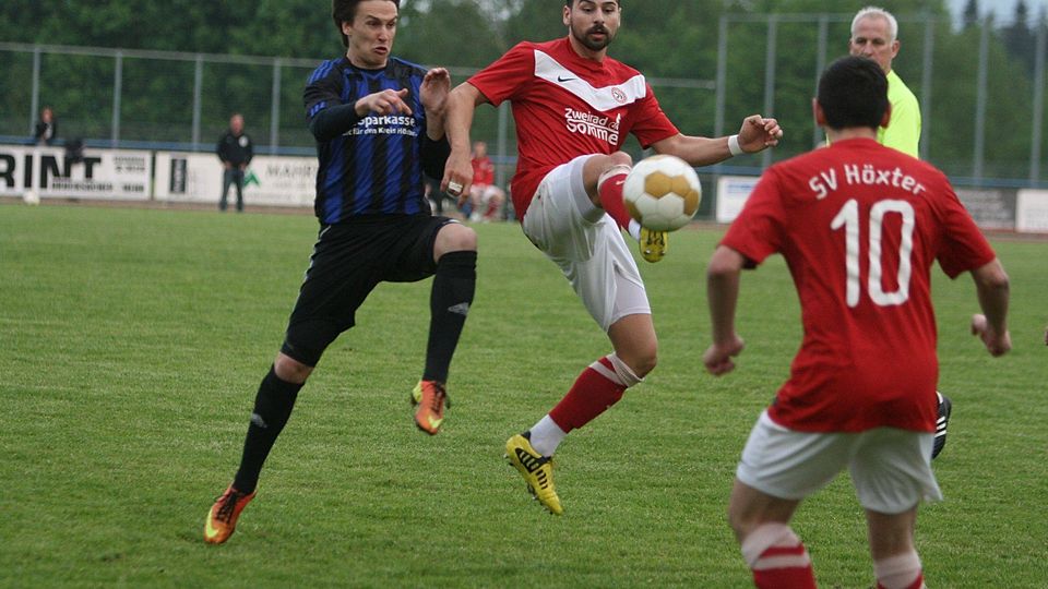 Duell aus dem letzten Pokalspiel der beiden Vereine vor zwei Jahren: Aaron Marquardt (l.) im Zweikampf gegen Ferdi Günter. Während Wesers Marquardt heute erneut auf dem Platz stehen könnte, ist Höxters Günter nicht mehr mit dabei.