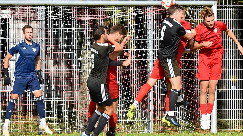 Der SC Maisach (in Schwarz) und der FC Eichenau (in Rot).