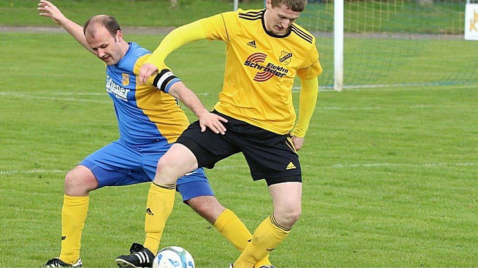 Matchwinner: Julian Jacobsen (rechts) erzielte für seinen SV Holtsee drei Treffer beim 4:0-Auswärtssieg in Jevenstedt. Auch TuS-Kapitän Claus Kaak hat hier das Nachsehen.Meyer