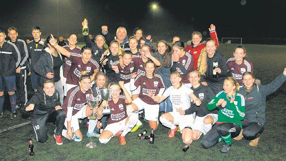 Jubel nach einem historischen Sieg: die Frauen-Mannschaft des SV Allner-Bödingen Fotos: Bröhl, Foto: Quentin Bröhl Quentin Bröhl