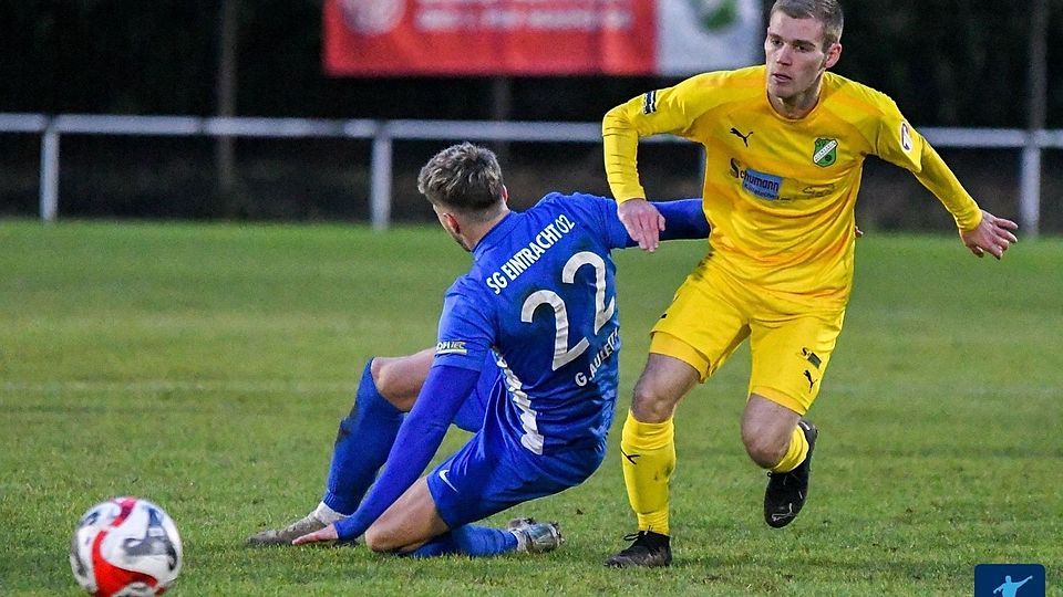 Szene mit Symbolcharakter: Alemannia Waldalgesheim war der SG Eintracht Bad Kreuznach am Samstagabend immer einen Schritt voraus, siegte 6:0.