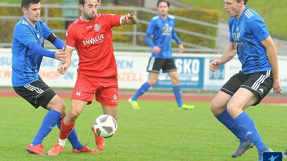 Mit einem Heimsieg gegen den FC Passau (in Rot) wollen SpVgg SV-Kapitän Stefan Graf (links) & Co. den Deckel auf die Meisterschaft machen.