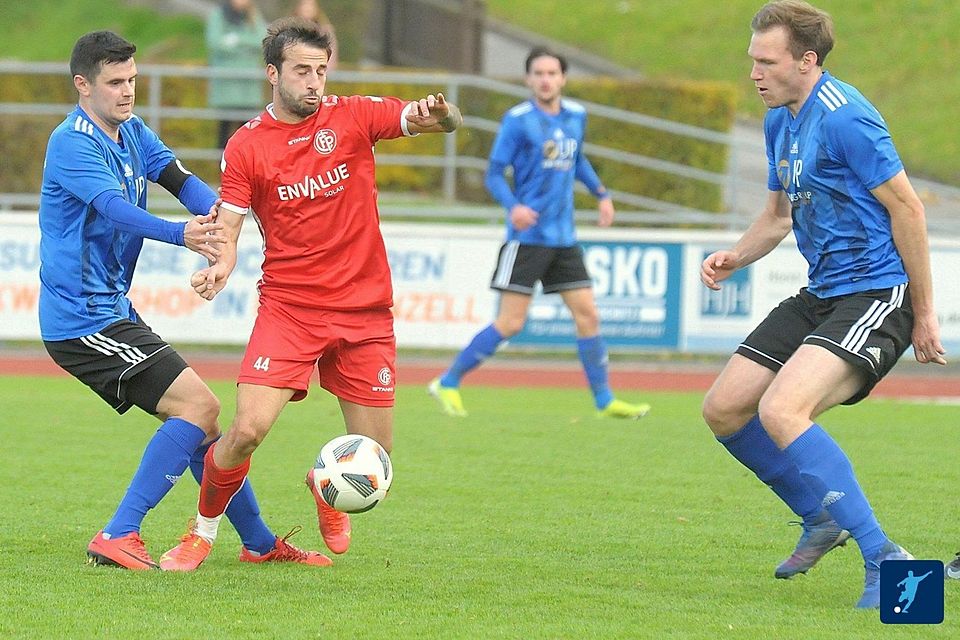 Mit einem Heimsieg gegen den FC Passau (in Rot) wollen SpVgg SV-Kapitän Stefan Graf (links) & Co. den Deckel auf die Meisterschaft machen.