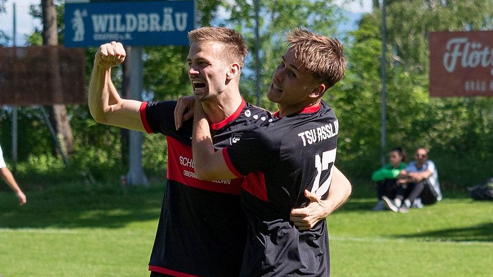TSV-Torschütze (li.) Jacob Mertl bejubelt mit Matthias Kagermeier den 3:2-Führungstreffer.