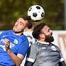 Spitzenreiter SV Weil II mit Luke Deibler (links) bestätigte die Favoritenrolle beim 5:0 gegen Wallbach (hier Spielertrainer Ismail Palit).  | Foto: Gerd Gründl