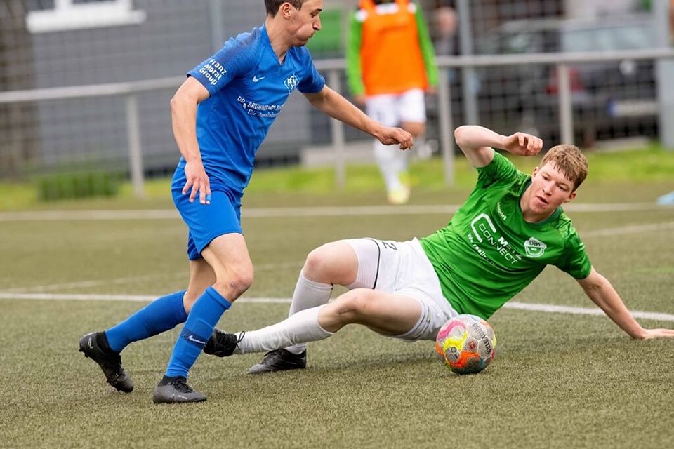 Aaron Mößner (r.) liegt am Boden, Neustadts Tobias Tritschler hat noch wenige Meter vor sich , um das 1:1 zu erzielen. 