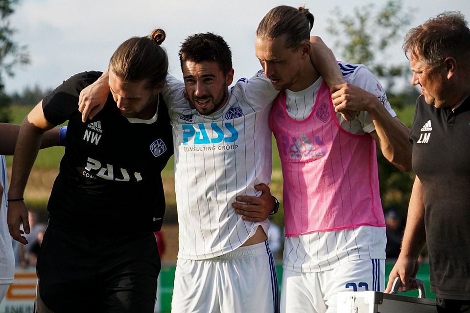 Die Saison ist für Philipp Beinenz (mitte) gelaufen.