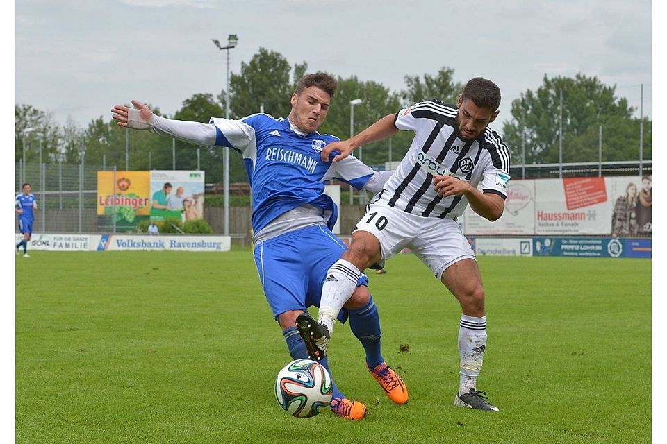 Ein Höhepunkt des FV Ravensburg (links Daniel Hörtkorn) in der bisherigen Saison war der Sieg im Verbandspokal gegen den Fußball-Drittligisten VfR Aalen (Matthias Morys). Derek Schuh