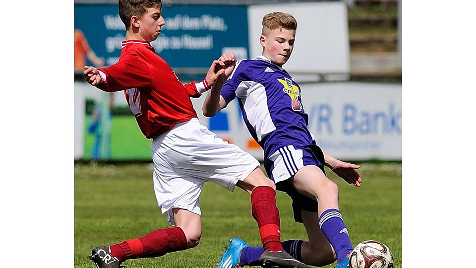 Erst in der zweiten Halbzeit gingen die C-Junioren des VfR so energisch zu Werke wie hier Jan Schilling (rechts), der  Finn Daunus von der FSG Ratzeburg/Mölln nicht an den Ball kommen lässt. Foto: Sell