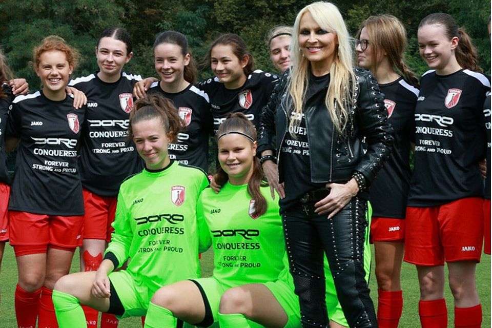 Doro Pesch und die U17-Fußballerinnen. 