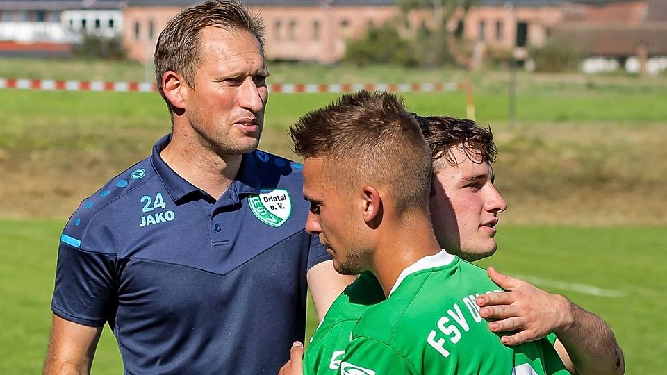 Orlatal-Trainer Marcel Neumann (links) sieht seine Elf trotz dem aktuell letzten Tabellenplatz auf einem guten Weg.