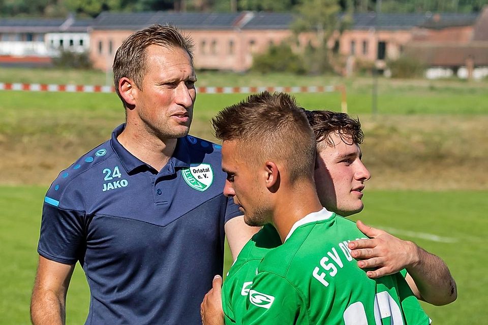 Orlatal-Trainer Marcel Neumann (links) sieht seine Elf trotz dem aktuell letzten Tabellenplatz auf einem guten Weg.