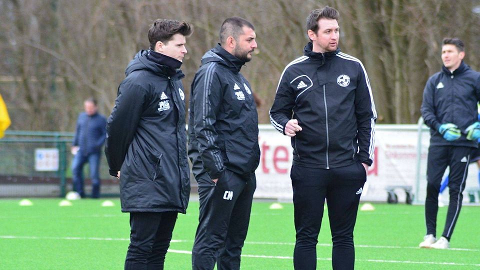 Chef-Coach Denis Hauswald (r.) und die beiden Co-Trainer Michael Mohr und Caglar Mollaahmetoglu (Mitte) haben beim FC Büderich verlängert. 
