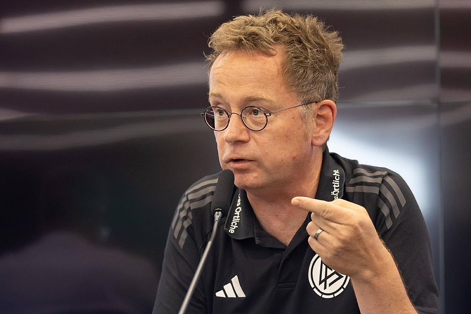 Alexander Feuerherdt, Schiedsrichter-Sprecher des DFB, zu strittigen Elfmetern gegen 1860.