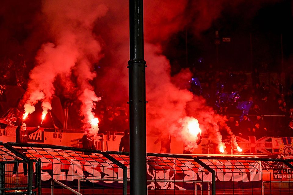 Die Fans der SpVgg Unterhaching zündelten vor Anpfiff der Partie. Die Fans der SpVgg Unterhaching zündelten vor Anpfiff der Partie.