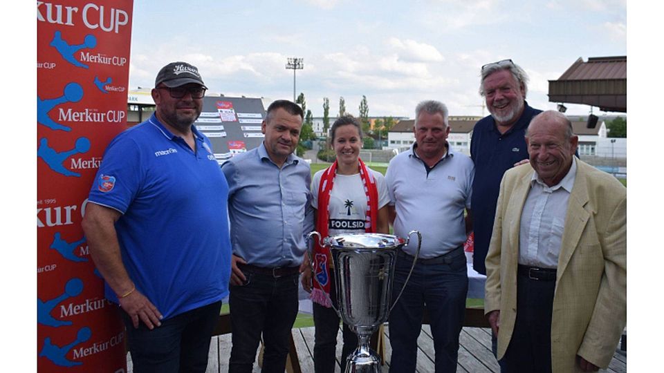 Der Henkelpott steht schon bereit: Die Finalpaarungen des Merkur CUP wurden von Bayern-Stürmerin Nicole Rolser gelost. Attestiert haben ihr Martin Kölbl (v.l.), Spielleiter-Chef des BFV, Haching-Präsident Manni Schwabl, Torsten Horn, Technischer Leiter des Turniers, Merkur CUP-Macher Uwe Vaders und CUP-Legende Heinz-Peter Birkner.  Foto: Fussek