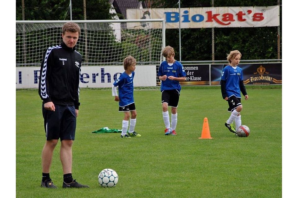 Stephan Hain vom FC Augsburg trainierte mit den Kids! Foto: R.Bauer