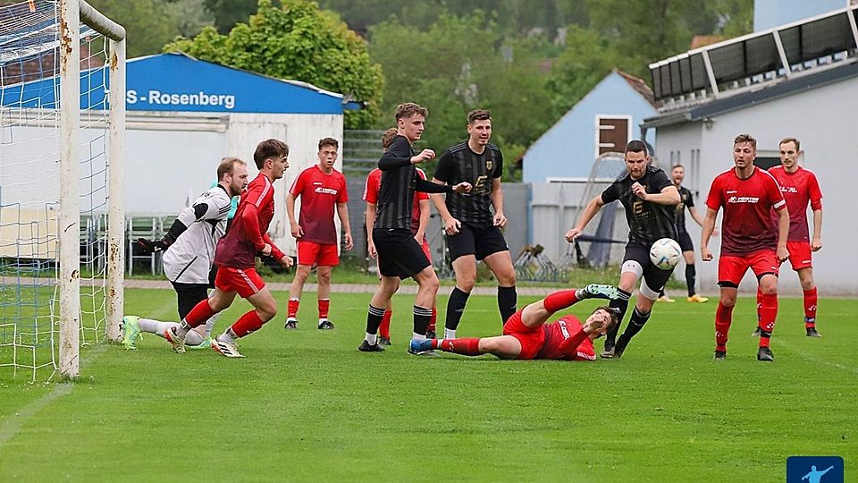 Erweist sich die Ehenfelder Löschenhöhe als uneinnehmbare Festung, wenn der TuS WE Hirschau (in Rot) auf den Rangdritten aus Rosenberg (in Schwarz) trifft?