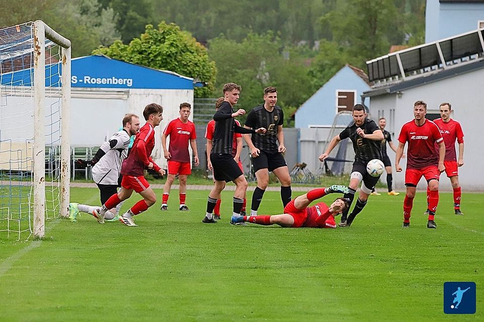 Erweist sich die Ehenfelder Löschenhöhe als uneinnehmbare Festung, wenn der TuS WE Hirschau (in Rot) auf den Rangdritten aus Rosenberg (in Schwarz) trifft? Erweist sich die Ehenfelder Löschenhöhe als uneinnehmbare Festung, wenn der TuS WE Hirschau (in Rot) auf den Rangdritten aus Rosenberg (in Schwarz) trifft?