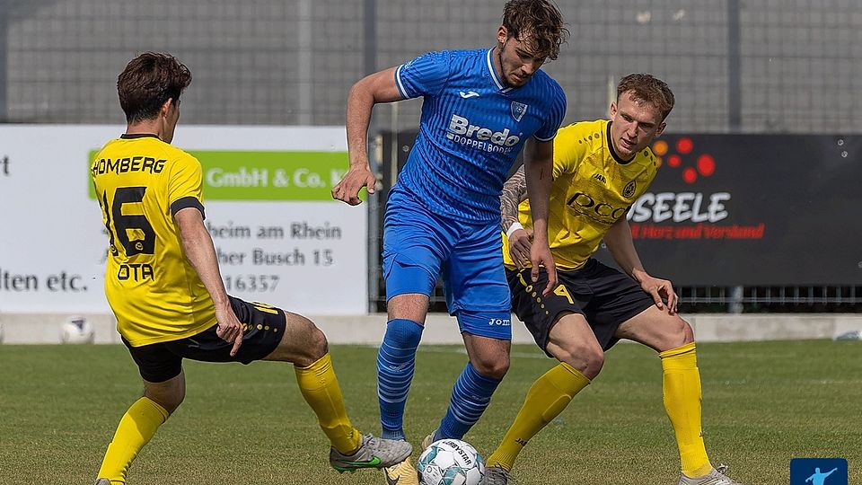 Robin Schnadt (Mitte) traf doppelt für den 1. FC Monheim gegen Gräfrath.