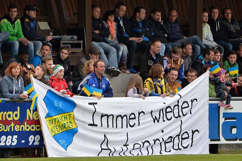 Die Eintracht Autenried und ihre laute Fangruppe hatten nach Elfmeterschießen Grund zum Jubeln: Das Team bleibt in der Kreisklasse.	  F.: Ernst Mayer