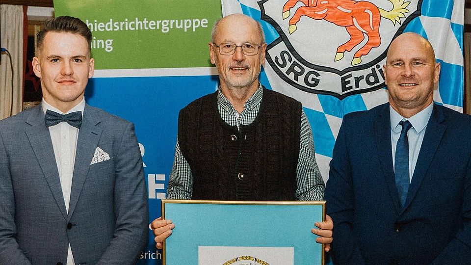 Ehrenschiedsrichter der SRG Erding ist nun Franz Niederreiter (SV Anzing/Mitte), dem Julian Schaub (GSA/li.) und Knut Friedrich (GSO) herzlich gratulierten.