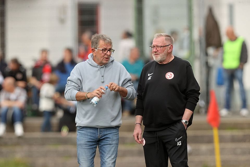 Zwei Routiniers, die sich schon lange kennen und schätzen: Salmrohrs neuer Trainer Paul Linz (links) und Wittlichs Coach August Schlotter.​