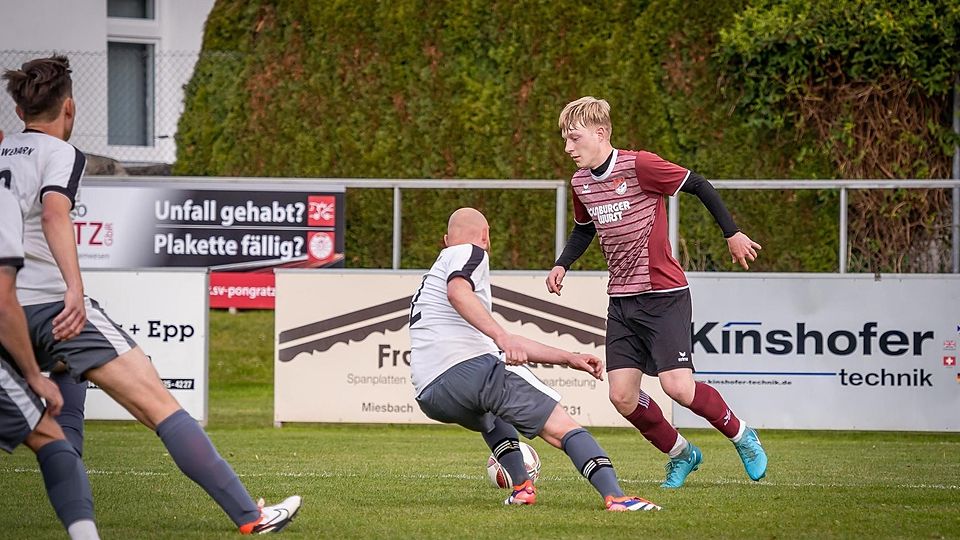 Fußball A-Klasse 4 - 7 Spiele_SV Miesbach II - TSV Weyarn_ SV 24 Benedikt Waizmann // TSV 2 Josef Leitner_mk