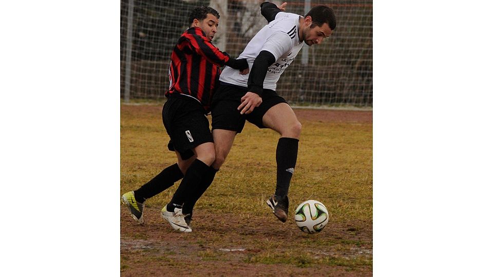 Eng am Mann: In der C-Klasse Ost  hatte es Christopher Keller von der SG Volxheim/Badenheim (weißes Trikot) mit der SG Adler Winzenheim II zu tun.