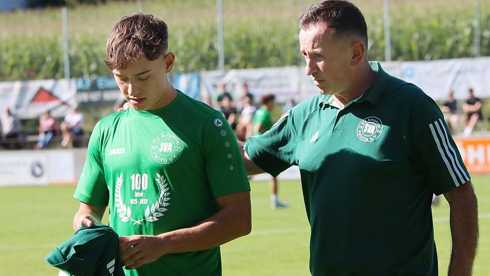 Drittbester Torschütze der Palzinger ist aktuell Liam Russo (l.), dem Coach Enes Mehmedovic (r.) viel Vertrauen schenkt. Marcel Radlmaier sieht bei dem 22-Jährigen „sehr viel Potenzial“.