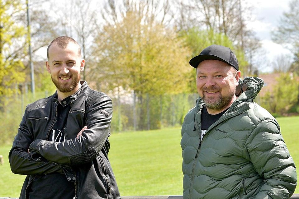 Heiko Baumgärtner(r.) und sein Co-Trainer Andreas Hart(l.) verlängern ihren Vertrag beim TSV Dorfen