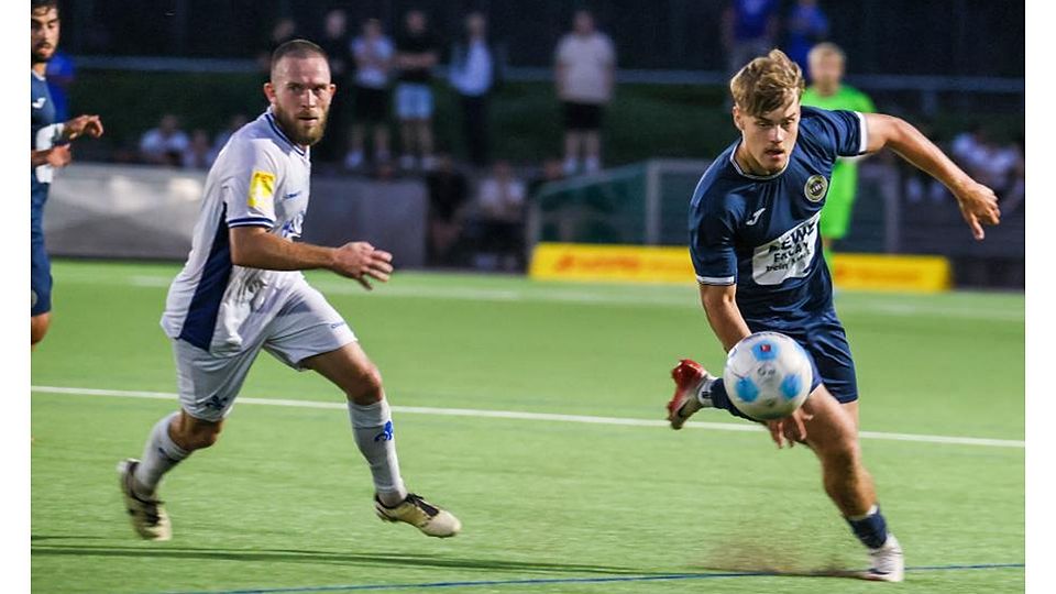 Jannik Sommer (rechts, hier gegen Markus Ballmert von Darmstadt 98 II) möchte mit dem SV Hummetroth ins Halbfinale einziehen. (Archivfoto)	Foto: Guido Schiek