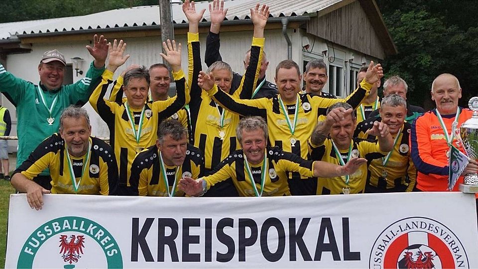 Die Spielgemeinschaft Müncheberg/Buckow jubelt über den Kreispokalsieg. 