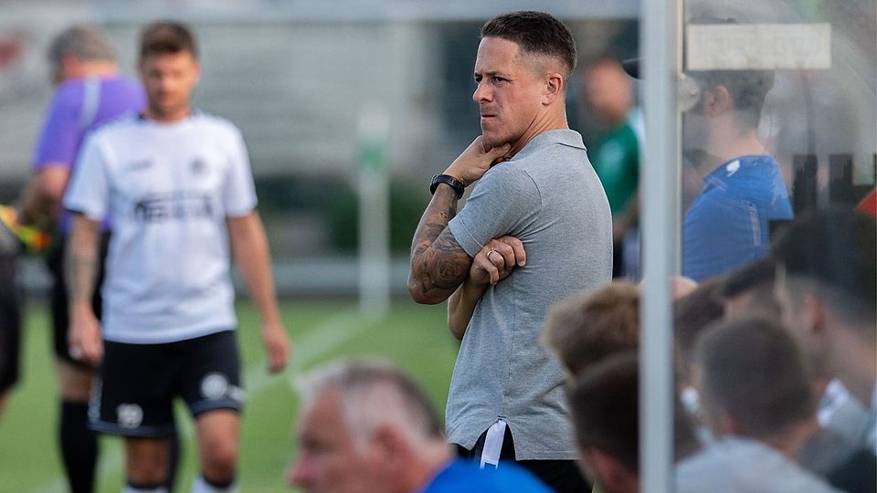 Newcomer SF Ursulapoppenricht mit Trainer Sven Seitz scheint in der Bezirksliga Fuß gefasst zu haben. Jetzt geht's nach Tännesberg.