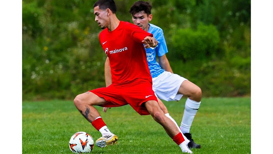 Der TSV Lengfeld, hier Kevin Drechsler am Ball vor Josha Poth von der KSG Georgenhausen, bezwingt den Tabellenzweiten aus Steinbach.	Foto: Guido Schiek