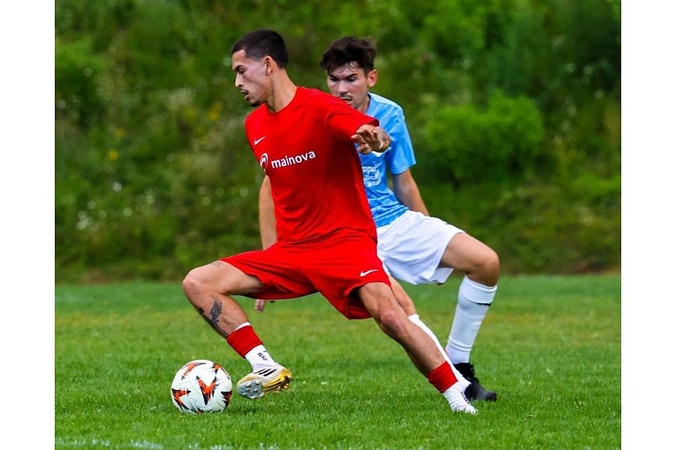 Der TSV Lengfeld, hier Kevin Drechsler am Ball vor Josha Poth von der KSG Georgenhausen, bezwingt den Tabellenzweiten aus Steinbach.	Foto: Guido Schiek
