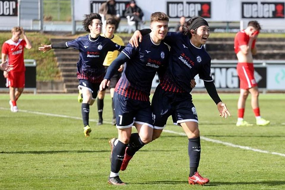 Strahlemann Gianni Auletta jubelt mit seinen Teamkollegen. Foto: Mario Luge Strahlemann Gianni Auletta jubelt mit seinen Teamkollegen. Foto: Mario Luge