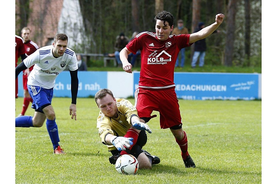 Torraumszenen hatten trotz des torlosen Remis im Duell zwischen dem BSC Bayreuth-Saas (rote Trikots) und dem VfB Kulmbach keine Seltenheit. In dieser Szene scheiterte der Saaser Christian Wölfel (rechts) am reaktionsschnellen VfB-Torwart Samuel Flieger.F: Kolb Torraumszenen hatten trotz des torlosen Remis im Duell zwischen dem BSC Bayreuth-Saas (rote Trikots) und dem VfB Kulmbach keine Seltenheit. In dieser Szene scheiterte der Saaser Christian Wölfel (rechts) am reaktionsschnellen VfB-Torwart Samuel Flieger.F: Kolb