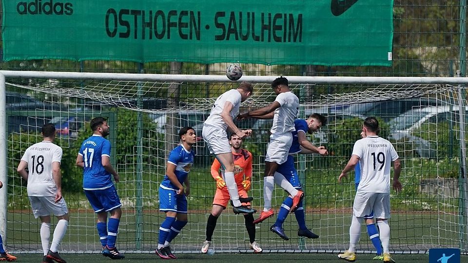 Der VfB Bodenheim trifft und darf am Ende auch jubeln. Nach schwierigen Wochen punktet der VfB (weiß) wieder dreifach.