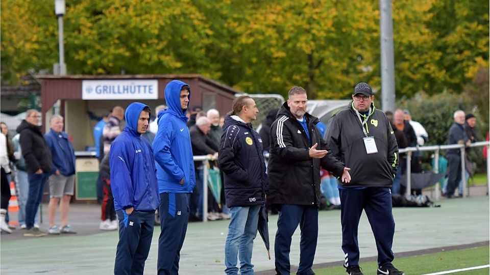 Die Analyse hat geholfen: Der SV/BSC Mörlenbach (Zweiter von rechts Trainer Thorsten Bartmann, Dritter von rechts Abteilungsleiter Uli Guschelbauer) hat die Rote Laterne in der Fußball-A-Liga abgegeben.	Foto: Dagmar Jährling