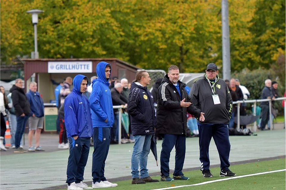 Die Analyse hat geholfen: Der SV/BSC Mörlenbach (Zweiter von rechts Trainer Thorsten Bartmann, Dritter von rechts Abteilungsleiter Uli Guschelbauer) hat die Rote Laterne in der Fußball-A-Liga abgegeben.	Foto: Dagmar Jährling