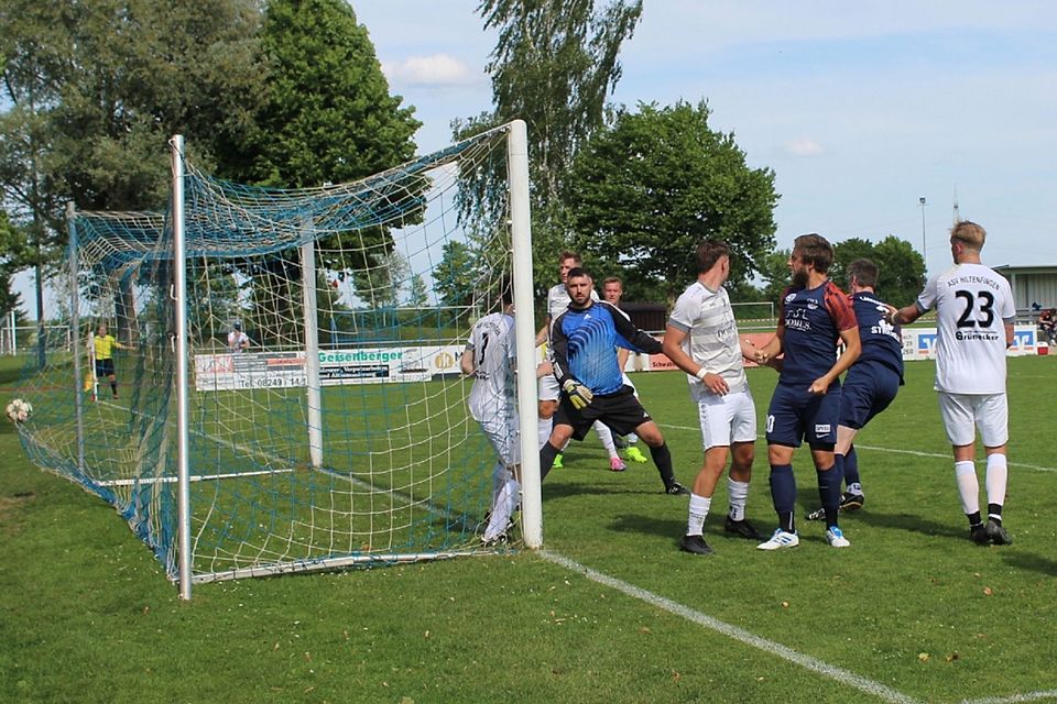 So fiel der Siegtreffer zum 3:2 durch einen Kopfball von Ulrich Strehle (blaues Trikot Nr. 3).