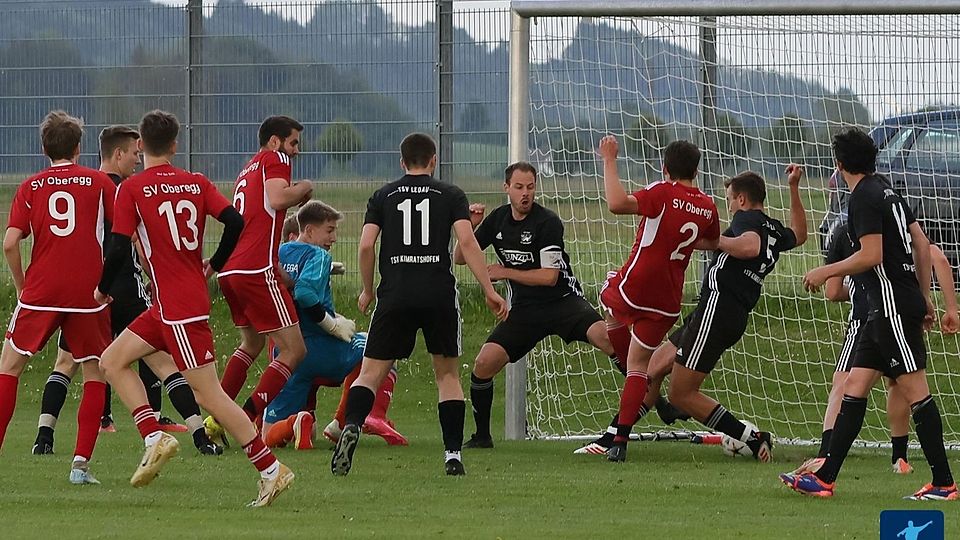 Christian Melder (2) schockte den TSV Legau mit seinem Tor zum 1:1. Am Ende triumphieten die Oberegger beim Spitzenreiter mit 3:2.