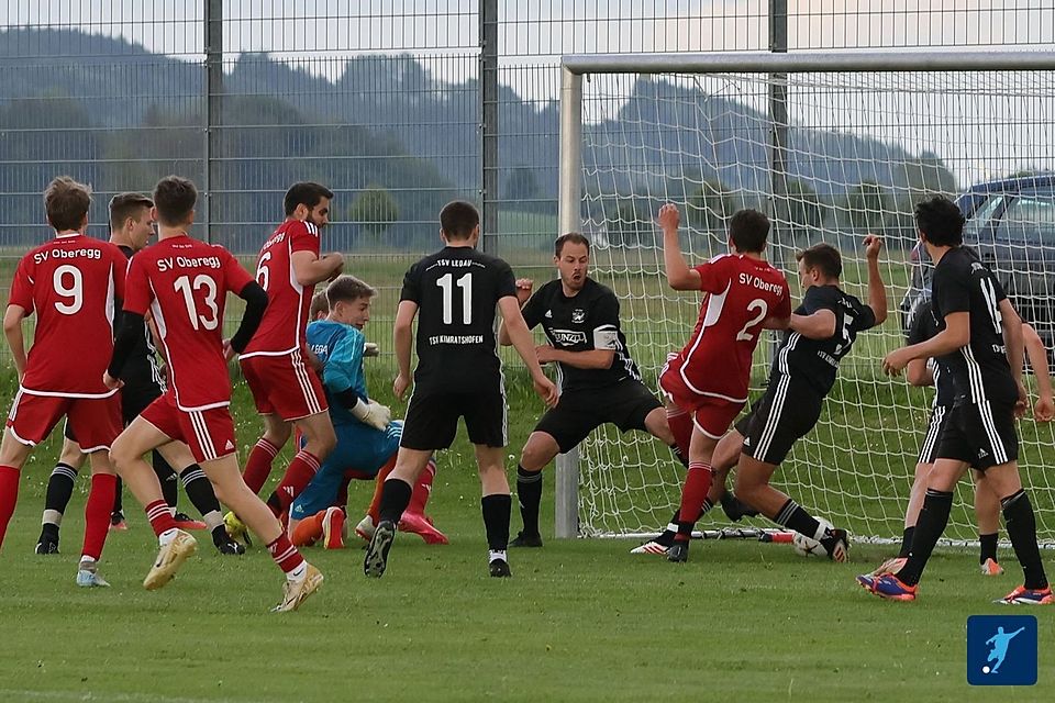 Christian Melder (2) schockte den TSV Legau mit seinem Tor zum 1:1. Am Ende triumphieten die Oberegger beim Spitzenreiter mit 3:2.
