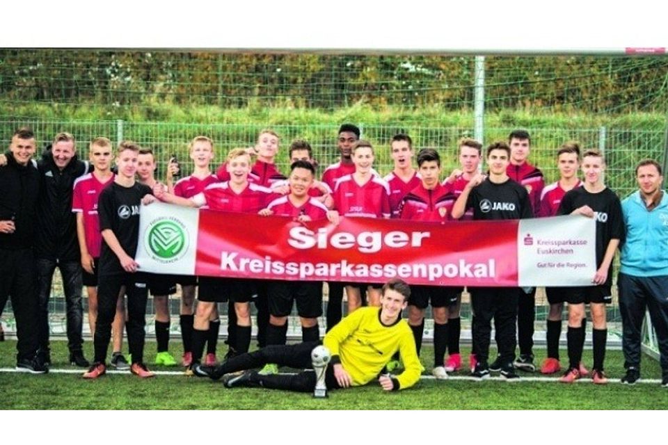 So sehen Sieger aus: Die B-Junioren der JSG Erft 01 gewannen durch einen verdienten 5:1-Sieg über die SG Rotbachtal/Strempt in Nettersheim den Kreispokal.