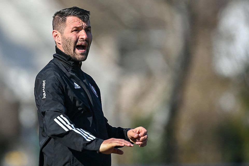 Orhan Akkurt spielte in der Bayernliga für den FC Ismaning, Türkgücü München, den SV Heimstetten und den SV Pullach. Bei den Raben war 2021/22 außerdem Cheftrainer.
